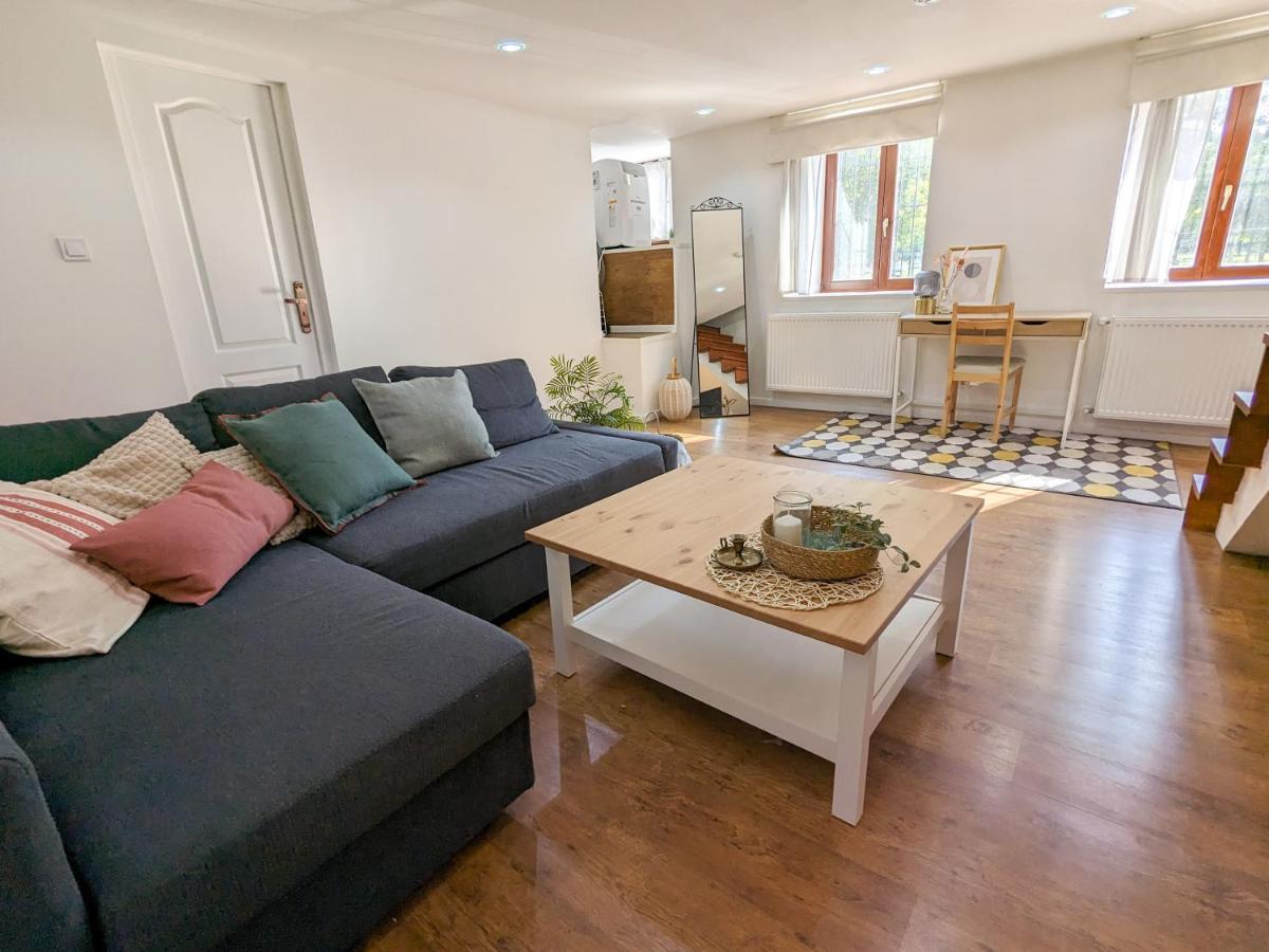 Stylish 2-Bedroom Apartment In Central Budapest — Photos 2